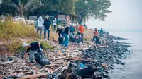 Aksi bersih-bersih sampah di pantai Tambak Wedi Surabaya. (Ist)