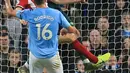 Kiper City Manchester, Claudio Bravo menghalau bola dari serangan pemain Sheffield United pada laga pekan ke-20 Liga Inggris di Etihad Stadium, Minggu (29/12/2019). Hasil manis dipetik Manchester City usai meraih kemenangan 2-0 saat menjamu Sheffield United. (Lindsey Parnaby / AFP)