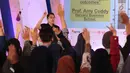 Motivator, Tung Desem Waringin berinteraksi dengan peserta EGTC 2018 Bandung di Graha Sanusi Hardjadinata, Universitas Padjajdaran, Bandung, Kamis (6/12). Tung Desem Waringin memberi motivasi percaya diri. (Liputan6.com/Helmi Fithriansyah)
