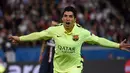 Ekspresi Luis Suarez setelah mencetak gol ketiga Barcelona dalam lanjutan babak perempatfinal Liga Champion di Stadion Parc des Princes, Paris, Perancis. Rabu (15/4). Barcelona unggul 3-1 dalam pertandingan itu