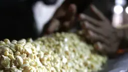Pekerja sedang membuat tempe di kawasan Kemayoran, Jakarta, Kamis (6/9). Harga bahan baku kedelai untuk produksi tempe meningkat dari Rp 6.500 menjadi Rp 7.700 pascanilai tukar dolar mengalami kenaikan terhadap rupiah. (Liputan6.com/Herman Zakharia)