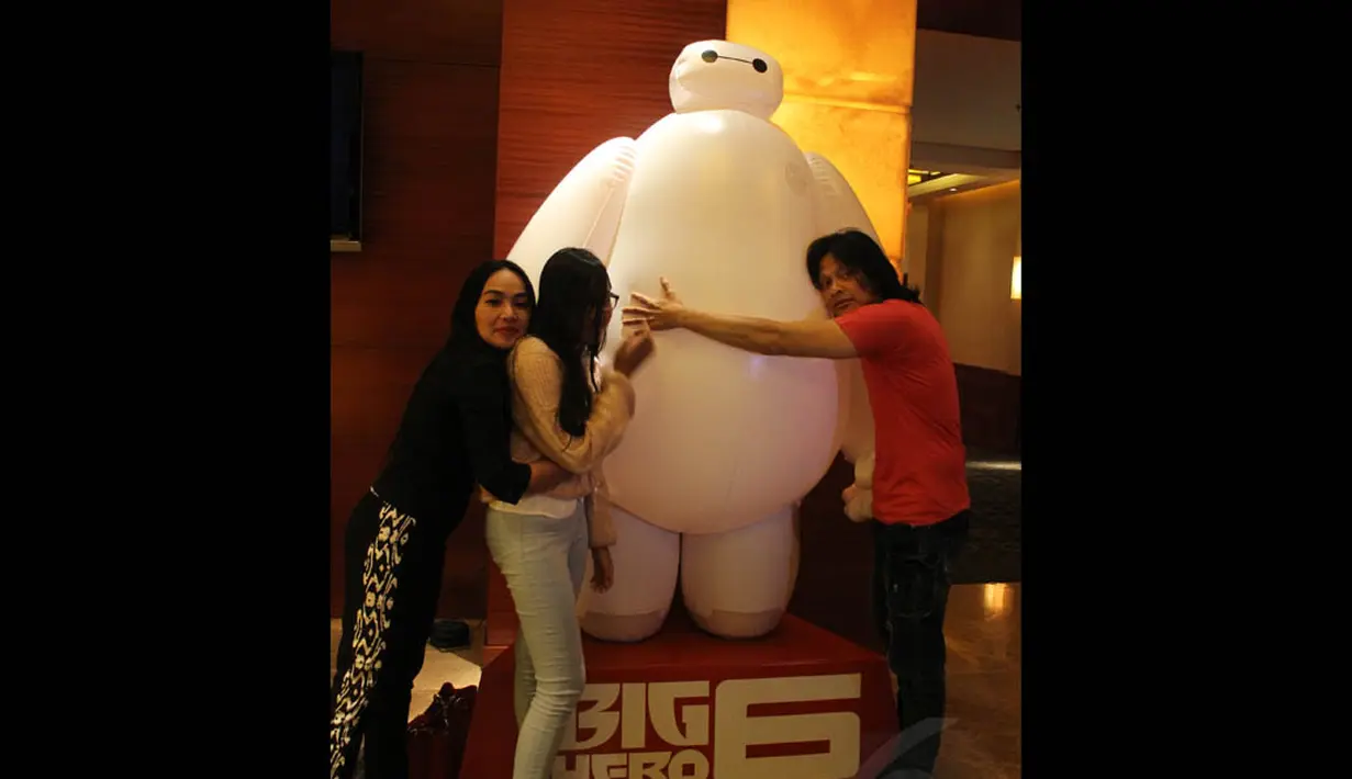 Armand Maulana dan Dewi Gita memeluk tubuh Baymax yang empuk dan lucu, Plaza Senayan XXI, Kamis (6/11/2014) (Liputan6.com/Gilar Ramdhani)