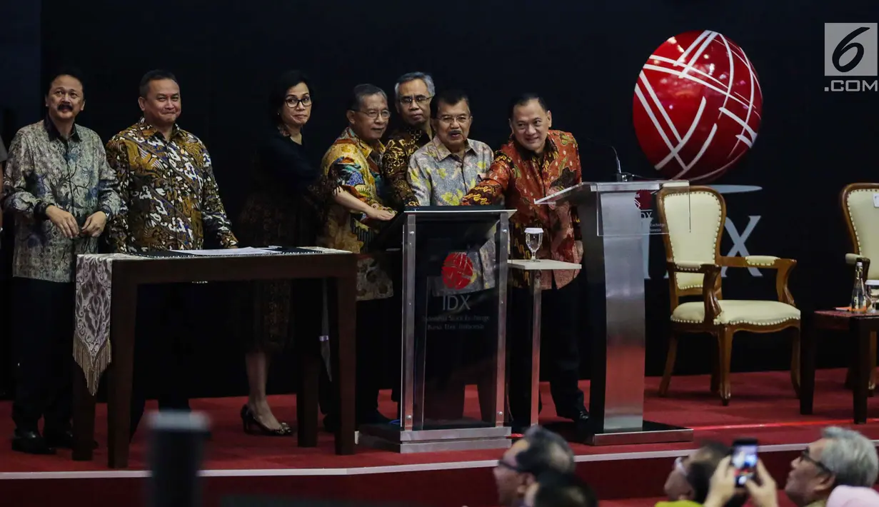 Wakil Presiden Jusuf Kalla bersama sejumlah menteri membuka perdagangan saham 2018 di Gedung Bursa Efek Indonesia, Jakarta, Selasa (2/1). Perdagangan bursa saham 2018 dibuka pada level 6.366 poin. (Liputan6.com/Faizal Fanani)