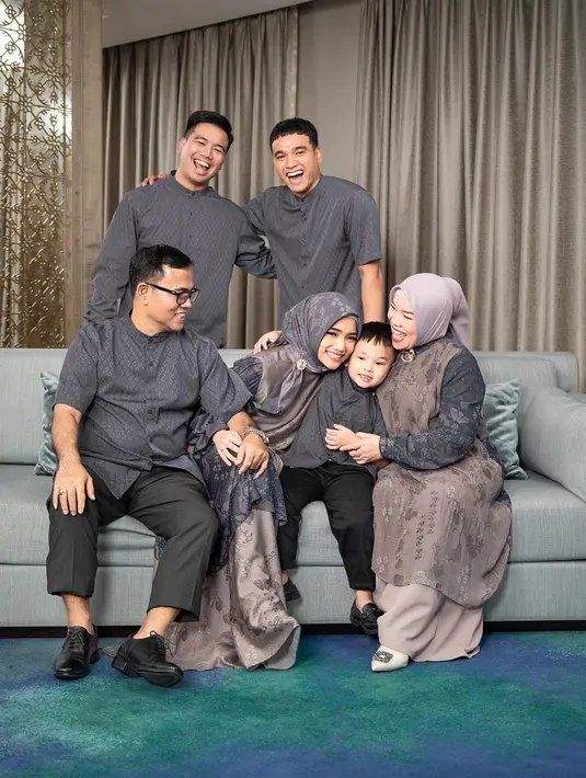 Dalam potret yang diunggah, Fuji dan keluarga tampak memakai tiga busana muslim sarimbit yang berbeda. Mereka tampak serasi dalam busana muslim yang semuanya senada. Gala Sky bahkan sudah pandai dalam berpose. Banyak warganet memuji mereka sebagai perfect family hingga keluarga idaman. (Liputan6.com/IG/@fuji_an)