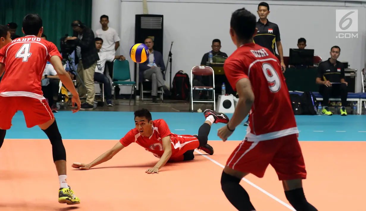 Dua pevoli putra Indonesia, Rivan Nurmulki (tengah) menahan smes pemain Arab Saudi di Kejuaraan Voli Asia 2017 ke-16 di GOR Tri Dharma, Gresik, Senin (24/7). Indonesia unggul 25-23, 25-21, 22-25, 26-24. (Liputan6.com/Helmi Fithriansyah)