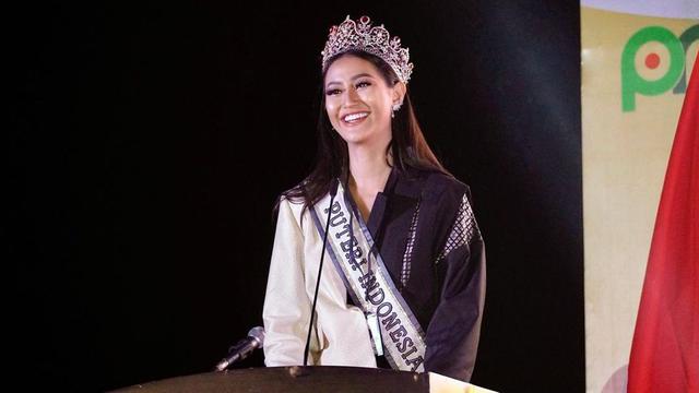 FOTO: Gaya Ayu Maulida dengan Busana Berkonsep Monokrom, Tampil Elegan