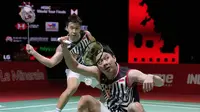 Perwakilan kedua adalah pasangan unggulan pertama, Marcus Fernaldi Gideon/Kevin Sanjaya Sukamuljo. Peringkat pertama BWF ini mengalahkan Akira Koga/Taichi Saito (Jepang) dengan 15-21, 21-18 dan 21-18. Mereka akan jumpa Satwiksairaj Rankireddy/Chirag Shetty (India). (AP/Dita Alangkara)