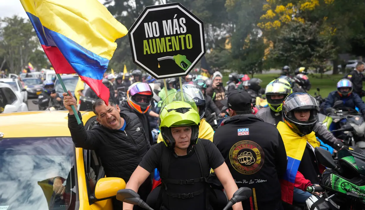 Pengendara sepeda motor menggelar pawai memprotes kenaikan harga bahan bakar minya (BBM) di Bogota, Kolombia, Senin (28/8/2023). (AP Photo/Fernando Vergara)