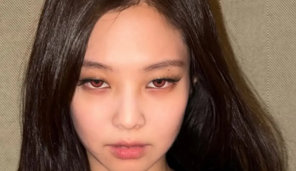 Sambil memegang bunga mawar merah, Jennie pun cukup tampil dengan rambut panjang terurai tanpa poni.  [@jennierubyjane]