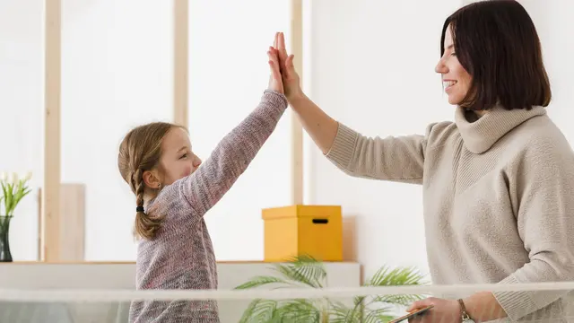 Ilustrasi memberikan pujian anak