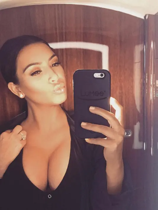 "Kau mempunyai banyak uang, harta berlimpah, namun kau tidak punya harga diri," tambah netizen berkomentar. (viainstagram@kimkardashian/Bintang.com)