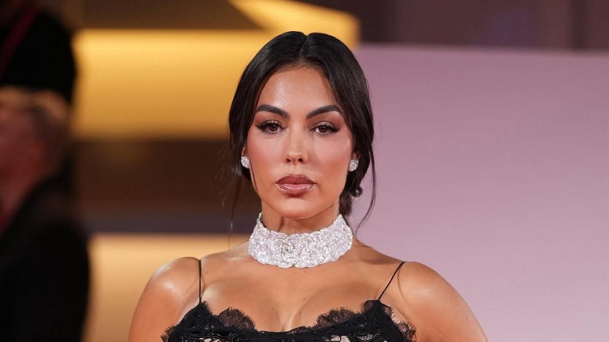 Selain Pamer Cincin Tunangan Ronaldo, Georgina Rodriguez Curi Atensi dengan Bright Under Eye Makeup Look