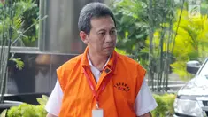 Bupati Kebumen nonaktif Mohammad Yahya Fuad turun dari mobil tahanan setibanya di gedung KPK, Jakarta, Jumat (13/4). Yahya menjalani pemeriksaan terkait kasus suap pengadaan barang dan jasa dana APBD Kabupaten Kebumen tahun 2016. (Merdeka.com/Dwi Narwoko)