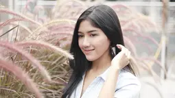 Erina Gudono berhasil raih Puteri Indonesia DIY 2022. Penampilan cantiknya dengan mengenakan outfit putih ini banjir pujian dari netizen. Banyak netizen memuji Erina cantik memesona dan cocok menjadi menantu dari Presiden Joko Widodo. (Liputan6.com/IG/@erinagudono)