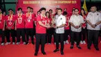 Manajer Tim Bulu Tangkis Indonesia Shendy Puspa (tengah kiri) menyerahkan trofi Badminton Asia Mixed Team Championships 2025 kepada Sekretaris Jenderal PBSI, Ricky Soebagja (tengah kanan) saat penyambutan tim bulu tangkis Indonesia di Terminal 3 Bandara Soekarno Hatta, Tangerang, Senin (17/02/2025). (Bola.com/Bagaskara Lazuardi)