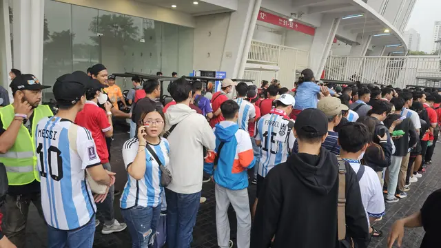 Antrian penonton laga Indonesia vs Argentina