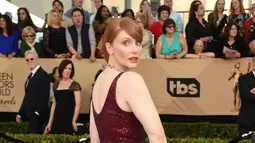 Penampilan aktris Bryce Dallas Howard di karpet merah ajang Screen Actors Guild (SAG) Awards di Los Angeles, Minggu (29/1). Bentuk tubuhnya menjadi alasan Bryce lebih sering untuk membeli sendiri gaun karpet merahnya. (Jordan Strauss/Invision/AP)