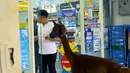 Irfan Hakim, mengajak Poka masuk ke minimarket. Dengan sedikit memaksa, Poka akhirnya masuk. (Foto: YouTube)