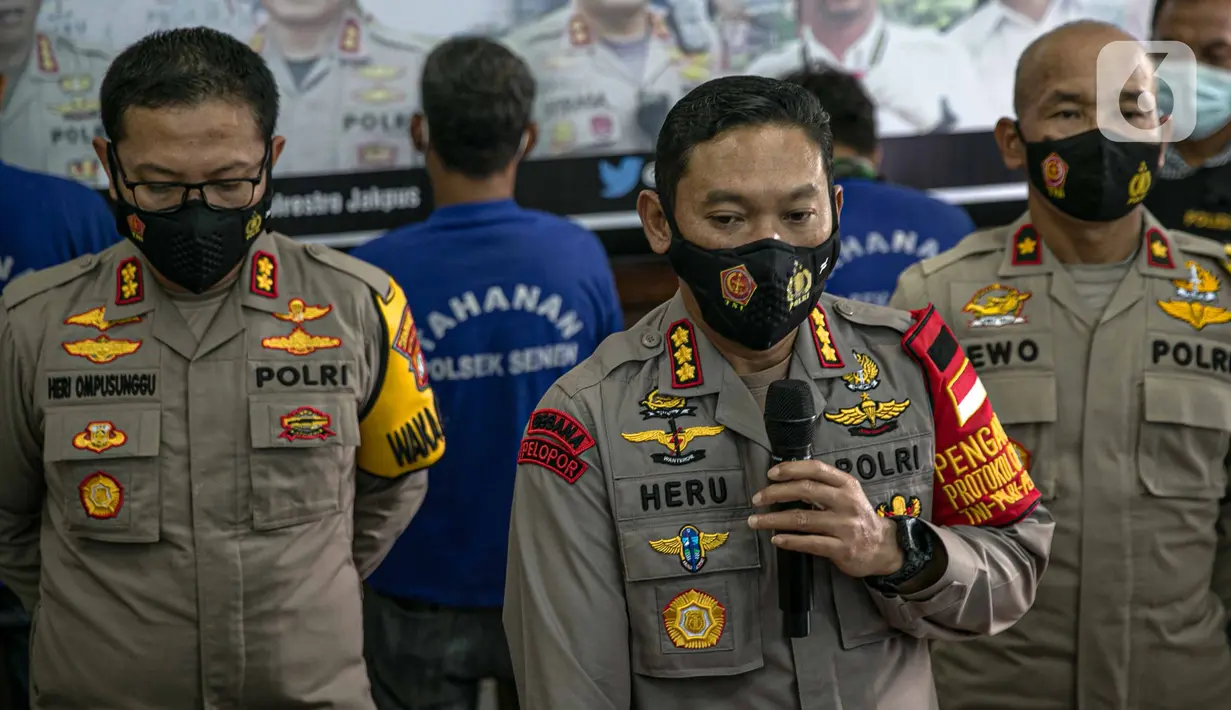 Kapolres Jakarta Pusat Kombes Pol Heru Novianto memberi keterangan kasus pemalsuan surat hasil rapid test COVID-19 di Mapolres Jakarta Pusat, Minggu (20/12/2020). Polisi mengungkap calo pemalsuan surat hasil rapid test COVID-19 bagi calon penumpang KA di Stasiun Senen. (Liputan6.com/Faizal Fanani)