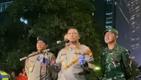 Polisi temukan pisau dan golok saat demo mahasiswa. (Liputan6.com/ Rifqy Alief Abiyya)