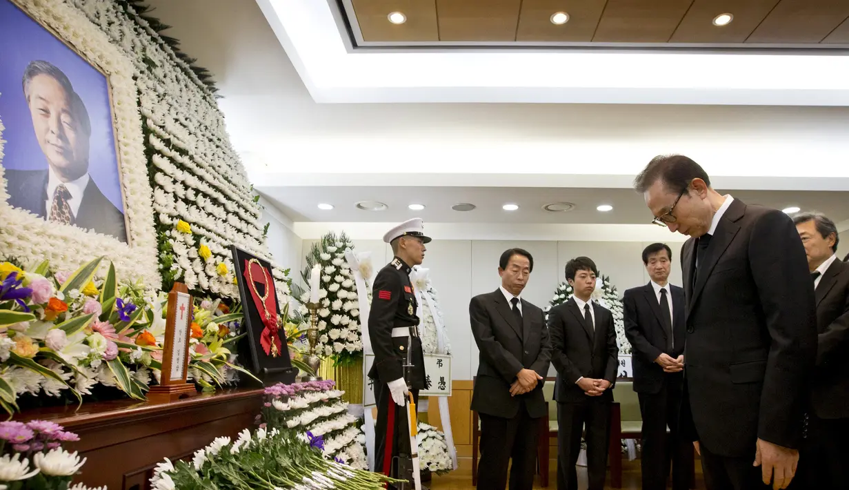 Mantan Presiden Korea Selatan Lee Myung -bak memberi salam penghormatan kepada Kim Young - Sam di Seoul, Korea Selatan, (22/11). Kematian Kim disebabkan oleh infeksi darah dan gagal jantung. (REUTERS/Yonhap)