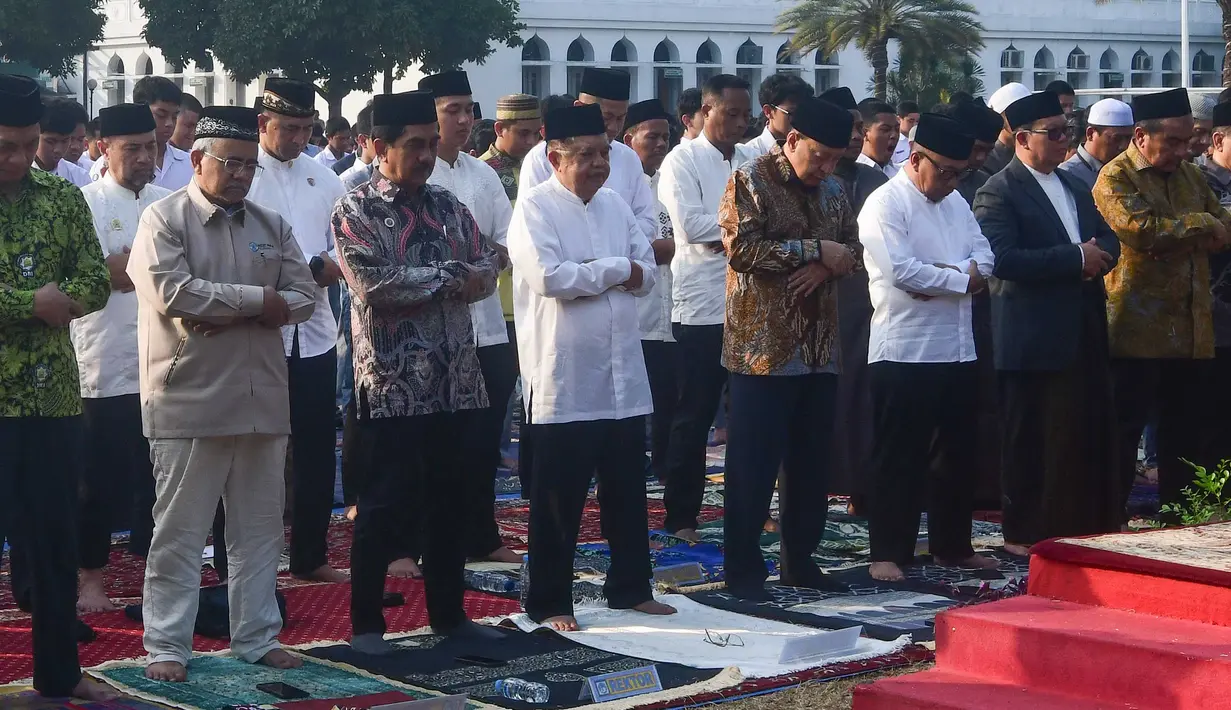 Wakil Presiden ke-10 dan ke-12 Jusuf Kalla (JK)  mengikuti Shalat Istisqa di halaman Mesjid Al Azhar, Jakarta, Selasa, 1 September 2026. (KLY/ Arie Basuki).