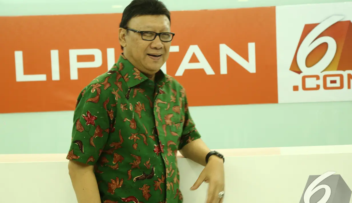 Menteri Dalam Negeri Tjahjo Kumolo berpose usai melakukan dialog dengan Liputan6.com,  Jakarta, Senin (10/11/2014)(Liputan6.com/Dono Kuncoro)