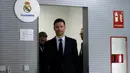 Xabi Alonso memasuki ruang konferensi pers perkenalan pelatih baru Real Madrid yang berlangsung di Real Madrid Sports City, Valdebebas, Spanyol, Senin (26/05/2025) waktu setempat. (AFP/Thomas Coex)