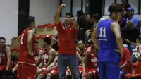 Pelatih timnas bola basket Indonesia, Wahyu Widayat Jati, memberikan arahan kepada anak asuhnya saat laga uji coba melawan Satria Muda di BSD, Tangerang, Jumat (21/7/2017). Timnas Basket menang 87-52 atas Satria Muda. (Bola.com/M Iqbal Ichsan)