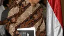 Basuki Tjahaja Purnama atau Ahok berjalan menuju kursi terdakwa untuk menjalani sidang perdana kasus dugaan penistaan agama di PN Jakarta Utara, Selasa (13/12). Sidang hari ini beragenda pembacaan surat dakwaan dari tim JPU. (TATAN SYUFLANA/POOL/AFP)