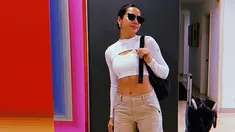 Tampil dengan busana putih, Pevita Pearce tampak memakai kacamata hitam yang senada dengan tas. Penampilan kasual Pevita dengan kacamata ini terlihat stylish. (Liputan6.com/IG/@pevpearce)