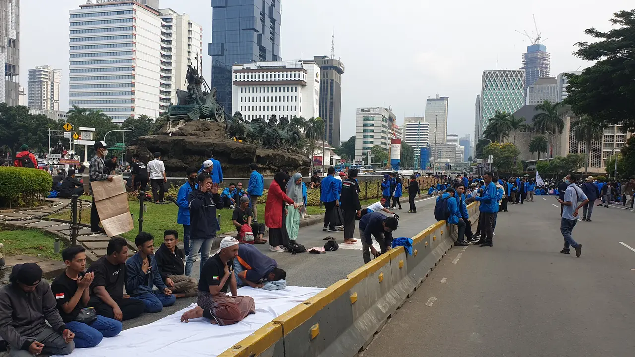 Massa demonstrasi di Patung Kuda Jalan Medan Merdeka Barat, Jakarta Pusat