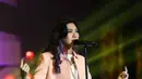Di acara yang digelar di Jakarta Convention Center (JCC), Sabtu (13/2/2016) tersebut, penyanyi 22 tahun ini tampil cantik dalam balutan kemeja putih dipadu blazer pink dan celana jeans. (Nurwahyunan/Bintang.com)