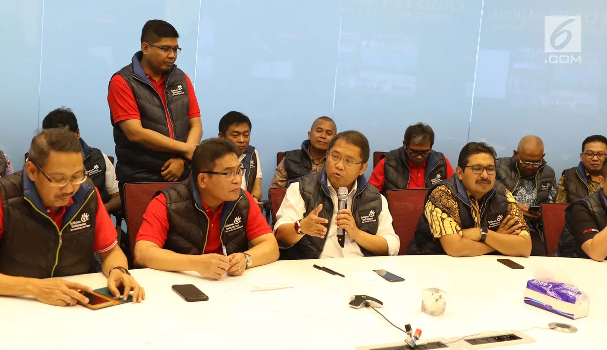 Suasana saat Menkominfo, Rudiantara memberi keterangan di Gedung Merah Putih Telkom, Jakarta, Selasa (5/9). Telkom hingga selasa (5/9) telah menyelesaikan pemulihan site pelanggan mencapai 10.654 site atau 71%. (Liputan6.com/Angga Yuniar)