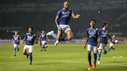 Pemain Persib Bandung, David Da Silva (tengah) melakukan selebrasi usai mencetak gol penyeimbang 1-1 saat babak penyisihan Grup C Piala Presiden 2022 antara Persib Bandung melawan Bali United di Stadion Gelora Bandung Lautan Api, Bandung, Minggu (12/06/2022). (Bola.com/Bagaskara Lazuardi)
