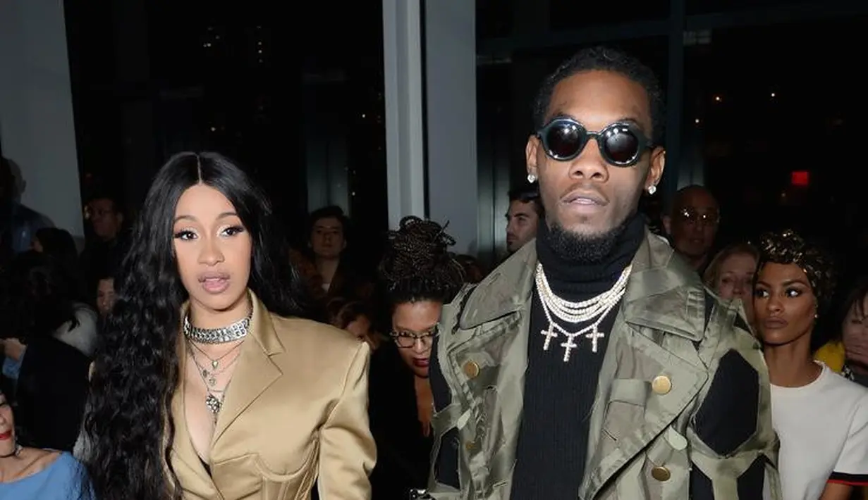 Dilansir dari AceShowbiz, Cardi B pernah mengatakan ingin menikah tahun depan karena ia tak ingin berjalan menuju altar saat hamil. (HotNewHipHop)