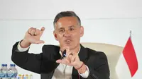 John Herdman menggantikan posisi Patrick Kluivert yang hengkang bersama jajarannya pada Oktober 2025, selepas gagal membawa skuad Garuda lolos Piala Dunia 2026. Tampak dalam foto, pelatih kepala tim nasional sepak bola Indonesia yang baru, John Herdman memberi isyarat saat berbicara dalam konferensi pers di Jakarta, Selasa 13 Januari 2026. (AP Photo/Achmad Ibrahim)