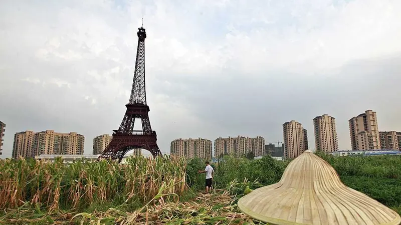 Menara Eiffel Tiruan