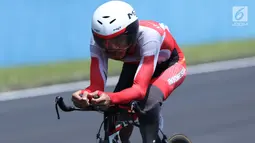 Atlet ParaCycling, M Fadli Immamuddin saat laga di nomor Individual Time Trial C4 Asian Para Games 2018 di Sirkuit Sentul Bogor, Senin (8/10). M Fadli mencatat waktu 28 menit 21,835 detik dan memastikan meraih perak. (Liputan6.com/Helmi Fithriansyah)