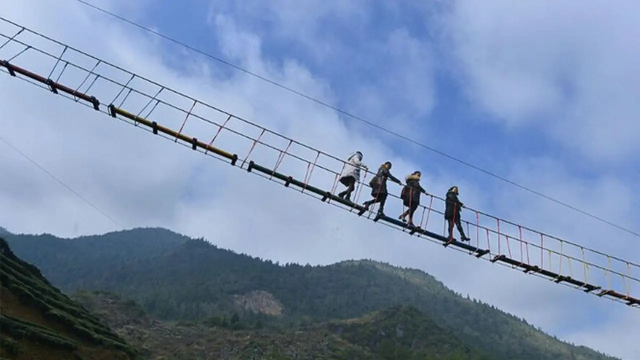 Ngeri, Wisata Jembatan Maut di Atas Perkebunan Teh