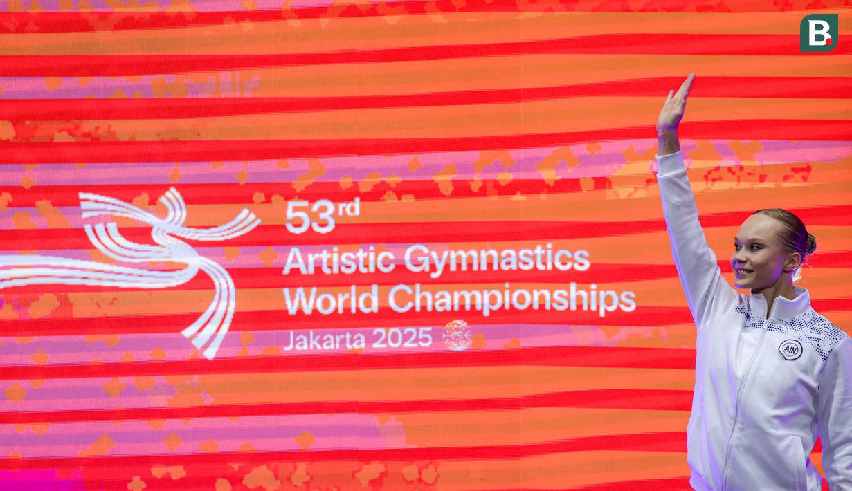 Pesenam asal Rusia sekaligus peraih medali perak, Angelina Melnikova menyapa penonton saat podium aparatus putri nomor palang bertingkat Kejuaraan Dunia Gimnastik 2025 di Indonesia Arena, Senayan, Jakarta, Jumat (24/10/2025). (Bola.com/Bagaskara Lazuardi)