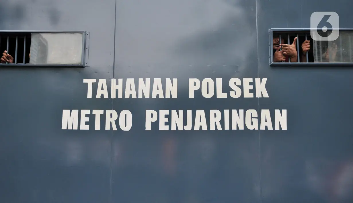 Tersangka melihat keluar dari dalam mobil tahanan saat dihadirkan dalam rilis hasil Operasi Sikat Jaya 2019 di Mapolda Metro Jaya, Jakarta, Senin (25/11/2019). Pelaku kejahatan tersebut ditangkap dari berbagai kasus. (merdeka.com/Iqbal Nugroho)