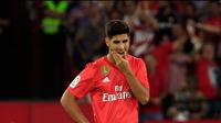 Gelandang Real Madrid, Marco Asensio tertunduk usai pertandingan melawan Sevilla pada lanjutan La Liga Spanyol di stadion Sanchez Pizjuan (26/9). Sevilla berhasil mengalahkan Madrid dengan skor telak 3-0. (AP Photo/Miguel Morenatti)