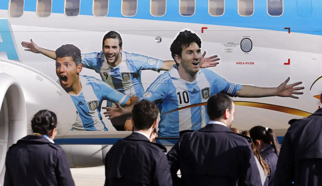 Gambar tiga punggawa Timnas Argentina, Sergio Aguero, Gonzalo Higuain dan Lionel Messi (dari kiri ke kanan) menghiasi badan pesawat Aerolineas Argentinas di Bandara Ezeiza, Buenos Aires, (3/6/2014). (REUTERS/Marcos Brindicci)