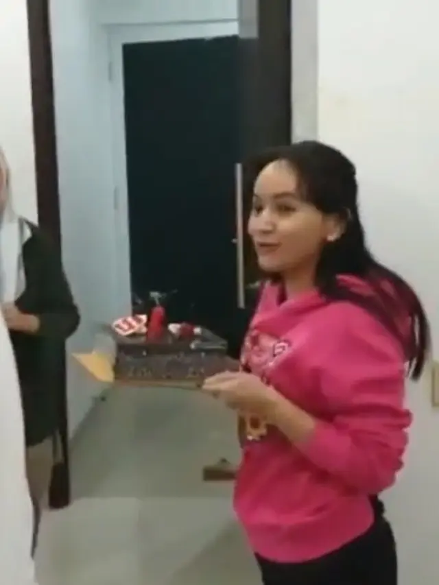 Diberi Kejutan Suami dan Anak Sambung, Ini 6 Momen Perayaan Ultah Angelica Simperler