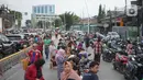 Suasana Jalan Jatinegara Barat yang dipenuhi kendaraan dan pengungsi banjir di kawasan Kampung Melayu, Jakarta Timur, Kamis (2/1/2020). Banjir yang menggenangi kawasan tersebut menyebabkan lalu lintas terputus akibat banyaknya warga yang memenuhi jalan. (Liputan6.com/Immanuel Antonius)