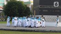 Sejumlah calon jemaah melakukan Tawaf saat manasik (latihan) haji di Asrama Haji Pondok Gede, Jakarta, Senin (23/5/2022). Latihan manasik haji tersebut untuk membekali para calon jemaah haji dan umrah terkait pemahaman tata cara pelaksanaan ibadah secara mandiri ketika di tanah suci. (Liputan6.com/Herman Zakharia)