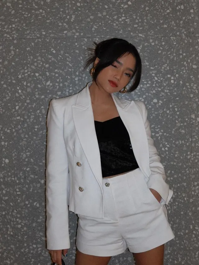 6 Gaya Lady Boss ala Fuji An saat Hadiri Gala Premiere Film Dokumenter Rossa, Tenteng Tas Celine Rp47 Jutaan