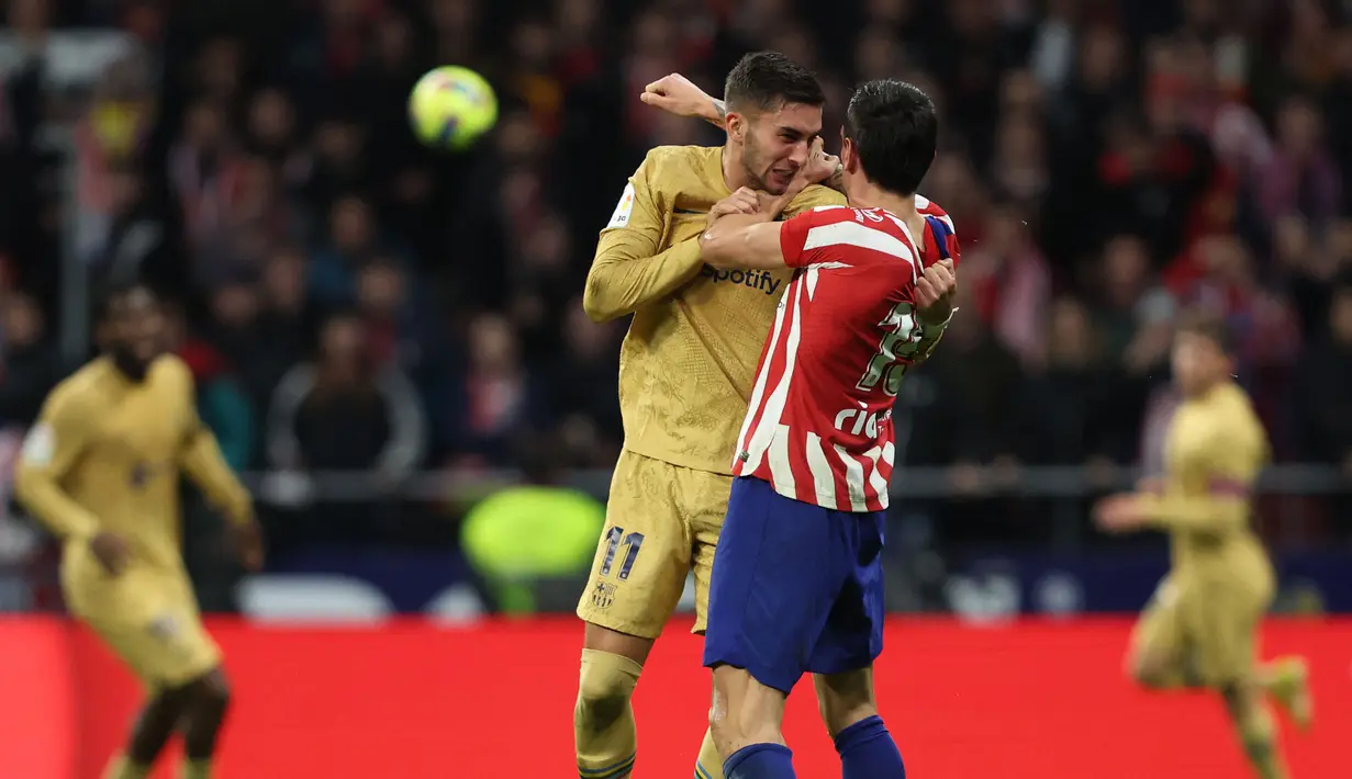 Ferran Torres kemudian terlihat mengunci tangan kanan Savic sembari menjambak rambutnya. Savic yang tak terima membalas dengan memiting leher Torres. Mereka juga masih saling dorong ketika telah kembali berdiri. (AFP/Thomas Coex)