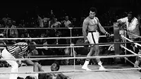 Muhammad Ali memukul KO George Foreman pada ronde delapan dalam pertarungan di Stade du 20 Mai, Zaire (kini Republik Kongo), 30 Oktober 1974 (dailymail.co.uk)